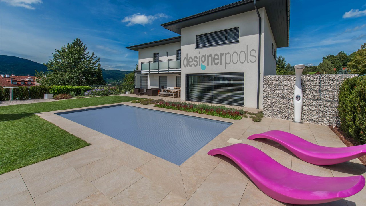 Pool mit geschlossener Rollladenabdeckung - designerpools
