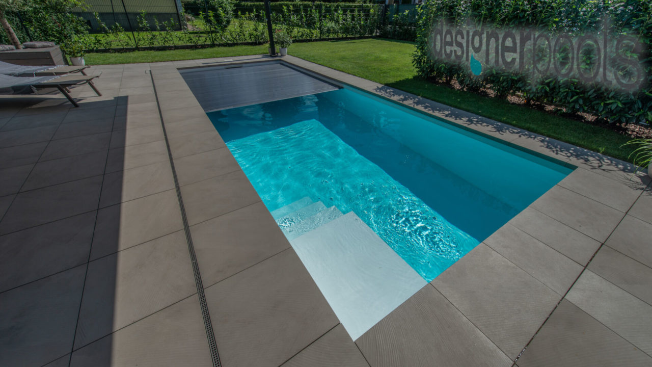 Poolabdeckung: Flachskimmerpool mit Rollladenabdeckung - designerpools