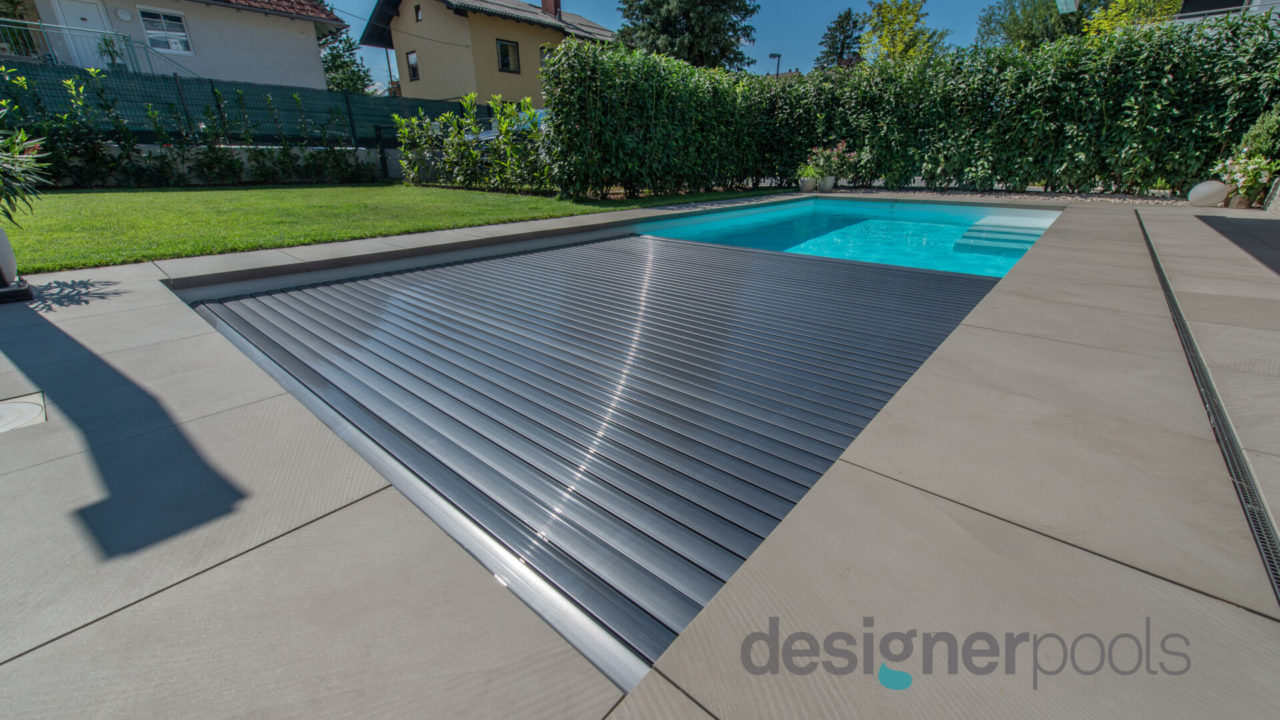 Poolabdeckung: Flachskimmerpool mit Rollladenabdeckung - designerpools