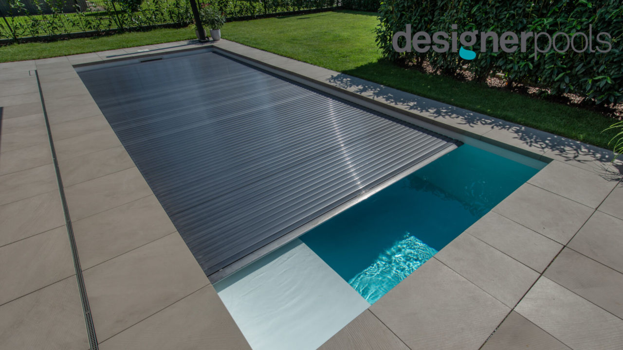 Flachskimmerpool mit Rollladenabdeckung - designerpools