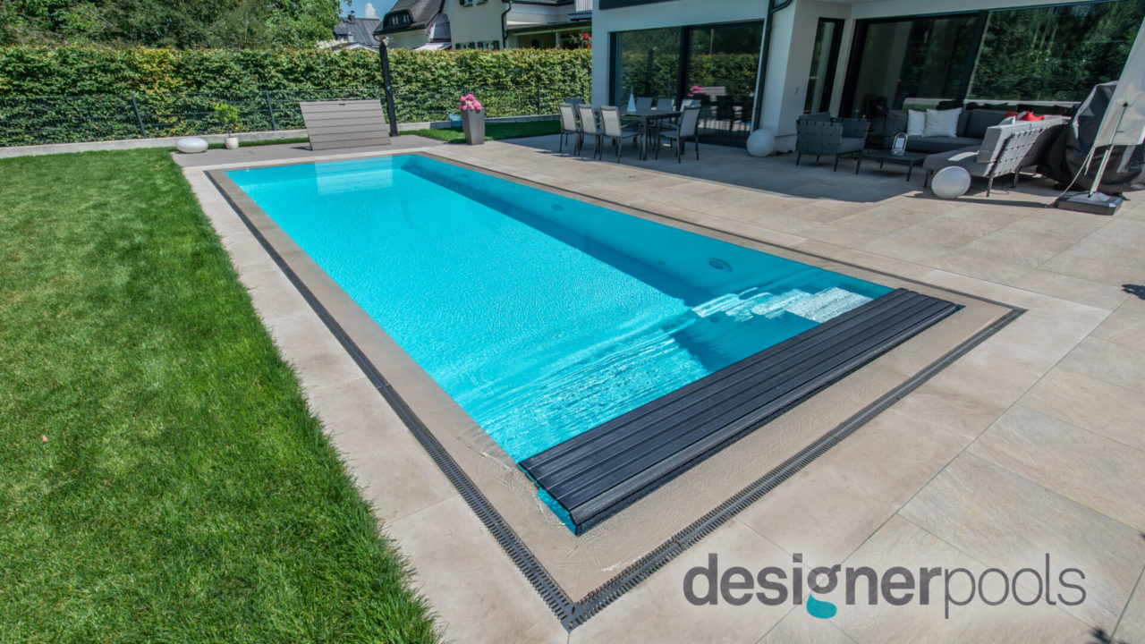 Überlaufpool mit Rollladenabdeckung - designerpools
