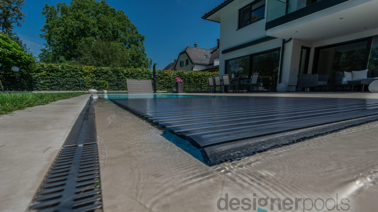 Überlaufpool mit Rollladenabdeckung - designerpools