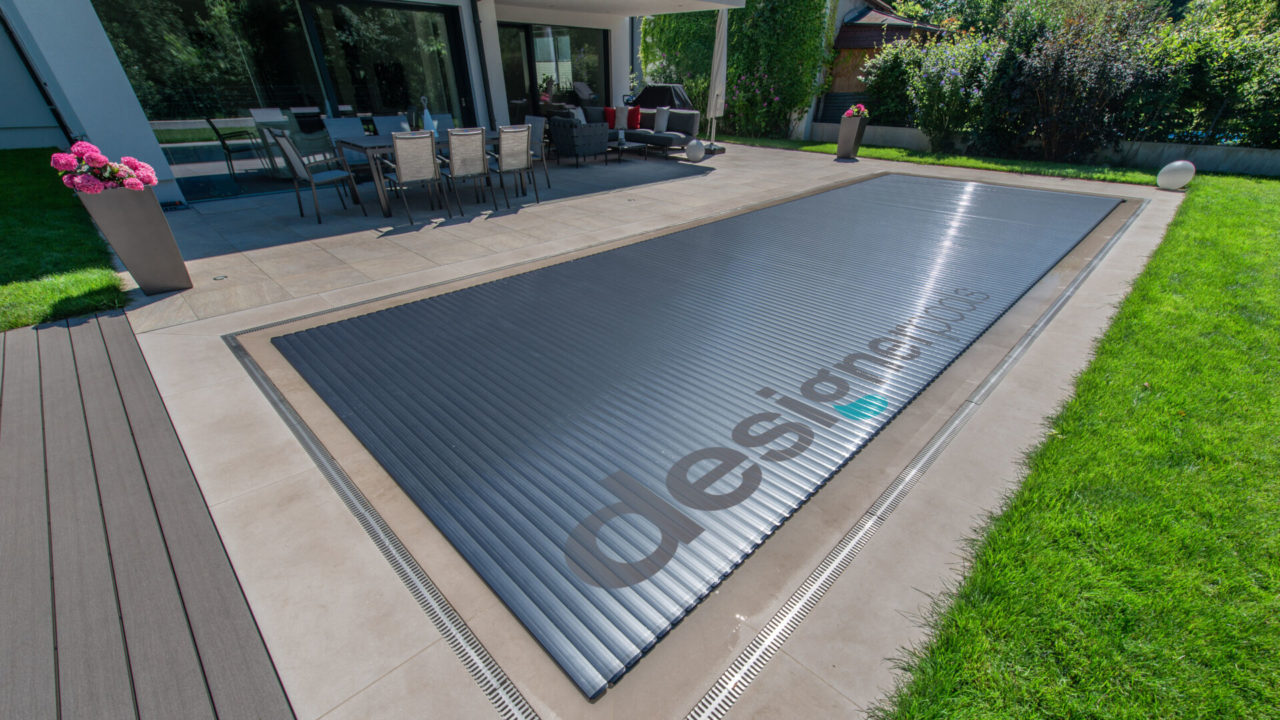 Überlaufpool mit Rollladenabdeckung - designerpools