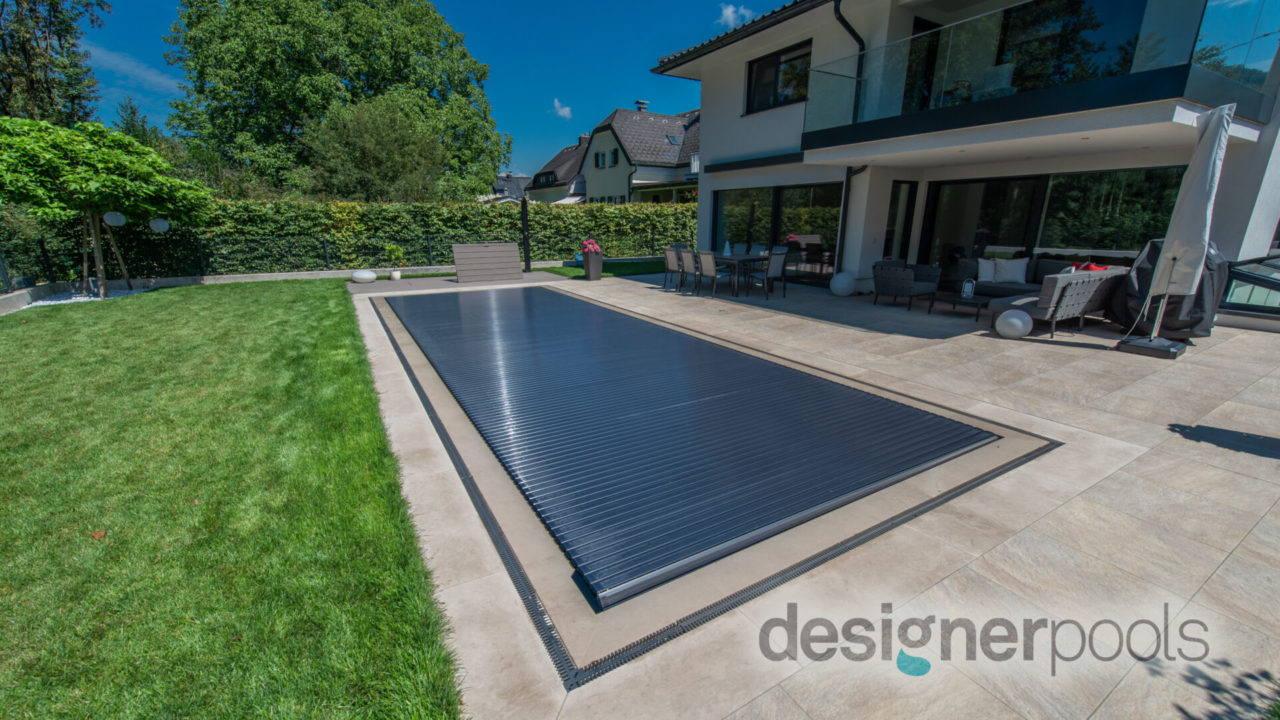 Überlaufpool mit Rollladenabdeckung - designerpools